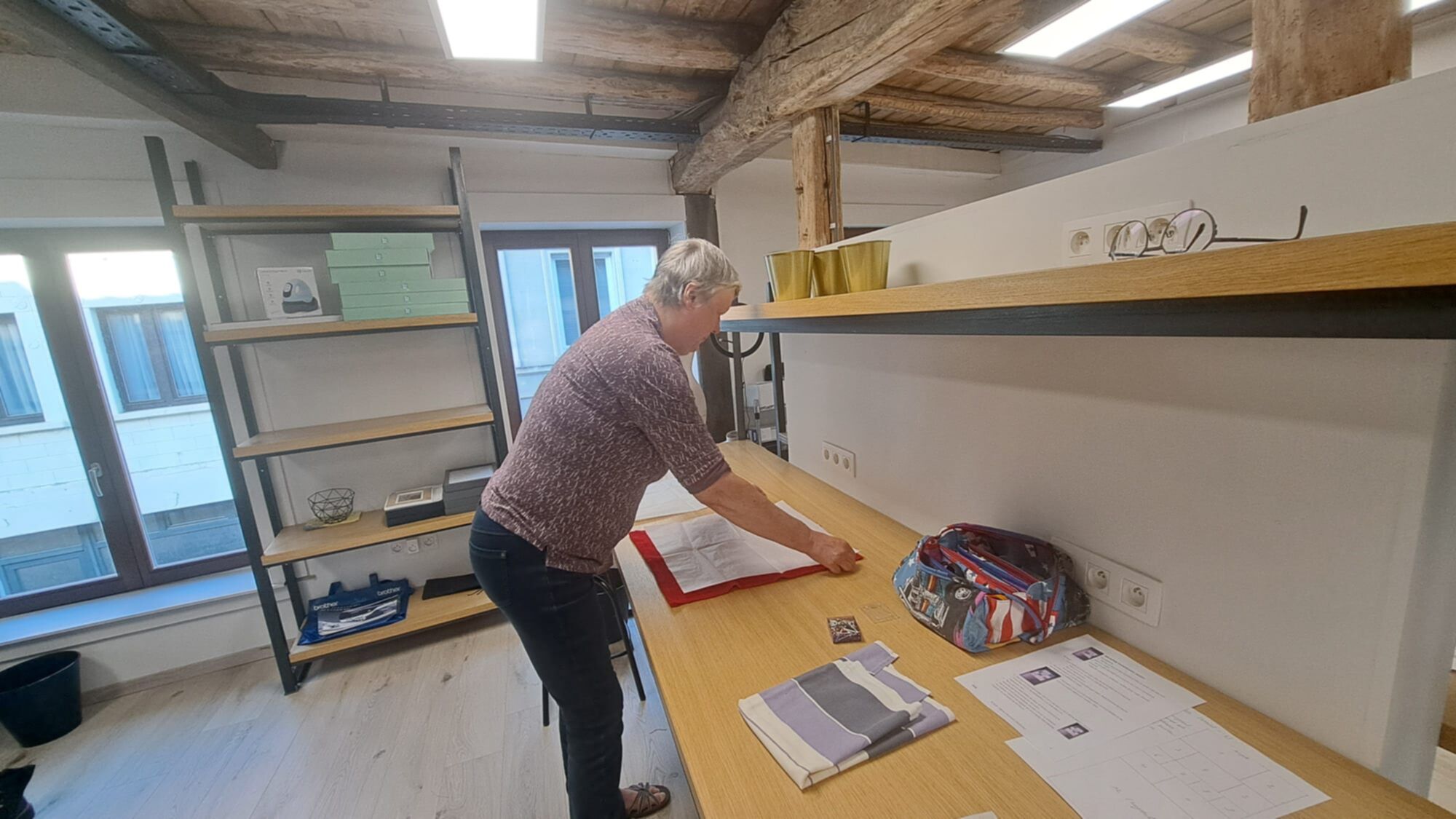 Naaimachine wordt gebruikt tijdens workshop troostkussen